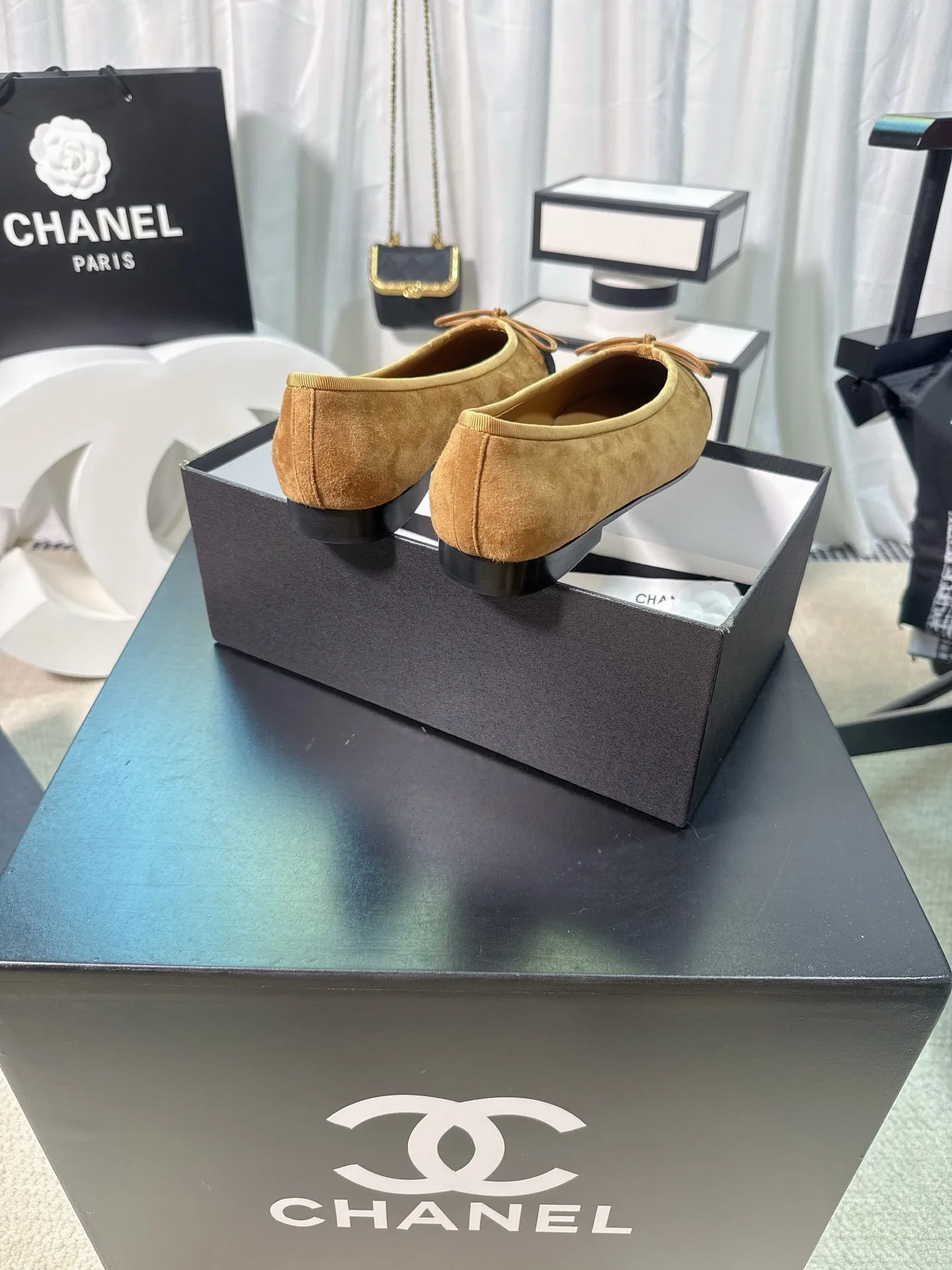 👟👟Ex-factory price 480👟👟 Generation * grade 25s Chanel fragrance is beautiful Maillard color back hollow Sling-back sandals flat/thick heel/high heel Sling-back came out in 1957, and then the two-tone design became a Chanel classic! Very suitable for spring and summer🩰 The two-color design is simple and exquisite, with a square toe and generous temperament. It visually lengthens the leg line. The color of the toe creates a sense of color difference. The back lace design is simple and elegant. It is a classic model that can be worn for hundreds of years. It is worth buying!! Upper: Customized metallic sheepskin. Inner pads: imported sheepskin. Heel height: ballet shoes. Sole: Italian A-grade genuine leather outsole. Size: 35-39 (34.40.41.42.43 is custom-made and non-returnable)